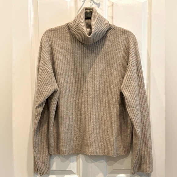 NWOT H&M Ribbed Knit Oversized Turtleneck Sweater - Picture 4 of 5